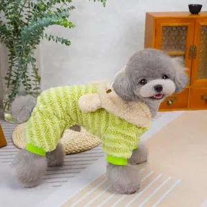 Détail d'une polaire rayée pour animaux avec capuche oreilles d'ours sur un caniche