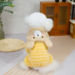 Combinaison polaire rayée ours arc-en-ciel pour chiens et chats dans un cadre chaleureux