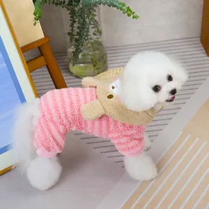 Détail d'un pyjama rayé rose en polaire corail avec capuche ours pour animaux