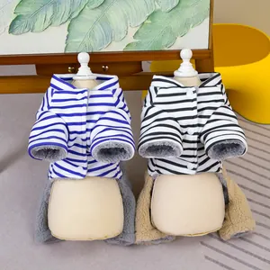 Detail gestreifter Haustier-Hoodies mit weichem Flanellfutter und Druckknopfverschluss