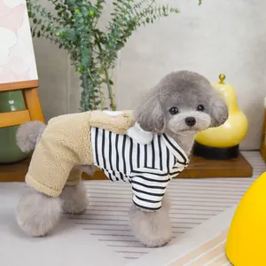 Detail eines gestreiften Hunde-Jumpsuits mit Plüschbär-Motiv und Fleecehose im Zimmer