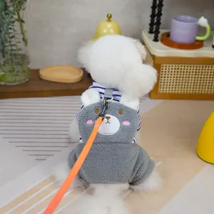 Hunde-Winteroverall mit blau gestreiftem Shirt und grauem Plüsch-Bärengeschirr