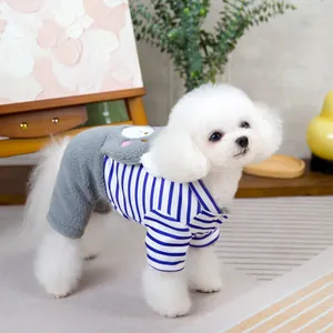 Detail eines Haustier-Jumpsuits mit blauen Streifen und grauem Fleece-Stoff für Hunde