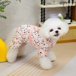 Detail von Baumwoll-Haustier-Pyjamas mit Sternenmuster und rosa Riemen für Hunde