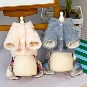 Détail de pulls chauds pour animaux en laine d'agneau et patchwork écossais beige et bleu gris