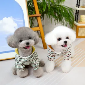 Polo rayé pour petits chiens et chats avec col classique et détails boutonnés