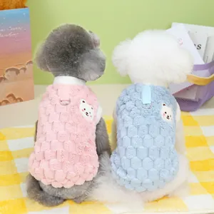 Gilet in pile caldo per animali con toppa a orso e anello a D per cani e gatti