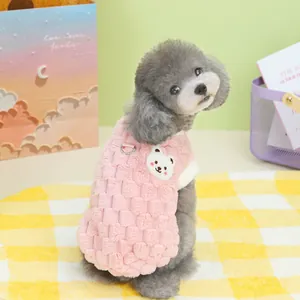 Gilet rosa in velluto per animali con ricamo orsetto e anello a D per cani