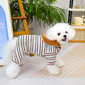 Détail d'une combinaison rayée pour animaux avec col rabattu marron et maille en coton