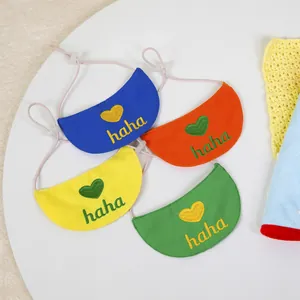 Buntes Haustier-Lätzchen-Set mit Herzstickerei und verstellbaren Trägern in vier Farben