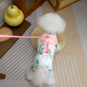 Manteau chinois traditionnel pour animaux avec motif bambou, pompons et anneau laisse