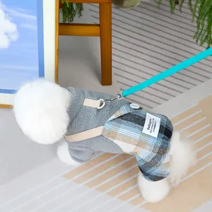 Tenue pour animaux avec haut polaire gris, salopette à carreaux et laisse bleue