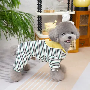 Détail d'un pyjama rayé pour animaux avec col jaune sur un caniche à la maison