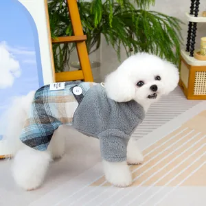 Détail d'une combinaison pour chien en polaire grise et motif à carreaux bleus et blancs