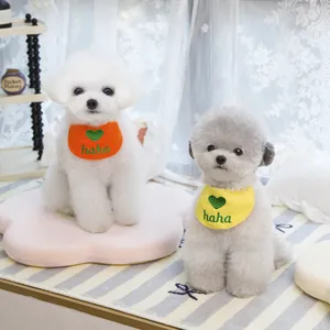 Set aus zwei Hunde-Lätzchen mit Herz-Stickerei in Orange und Gelb für kleine Hunde
