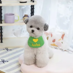 Detail eines grünen Baumwoll-Haustier-Lätzchens mit Herz-Stickerei und haha-Text für Hunde