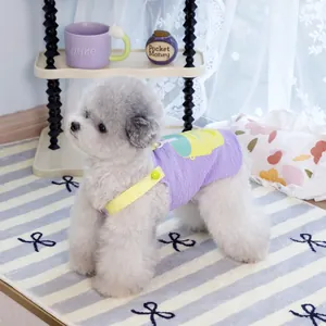 Dettaglio del gilet viola per animali in maglia waffle con ricamo a banana