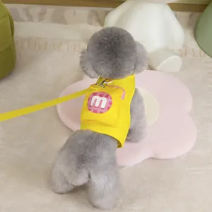 Détail du harnais gilet jaune imperméable pour animal avec sac à dos et laisse assortie