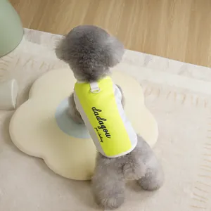 Detalle del chaleco de malla amarillo neón para mascotas con logo en caniche gris