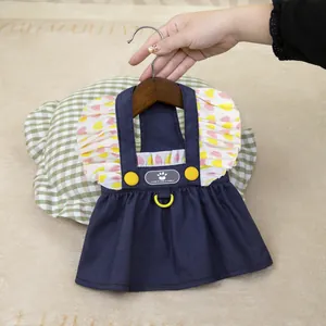 Vestido vaquero para mascotas con volantes de corazones rosas y botones amarillos