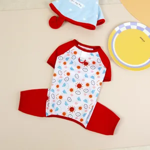 Combinaison pour animaux à motifs soleil, manches rouges et petit chapeau bleu à pois