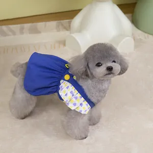 Detalle de vestido azul para mascotas con volantes de corazones en un caniche