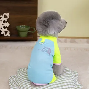Détail de la veste respirante pour chien avec imprimé sur un caniche gris