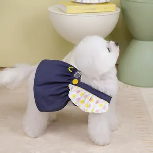 Detalle de vestido vaquero para mascota con volantes de corazones y botones amarillos