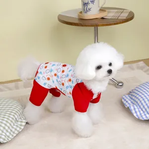 Détail de la combinaison pour animaux avec imprimé soleil et poignets côtelés rouges