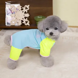 Détail du vêtement de sport pour animal en maille respirante avec accents jaunes