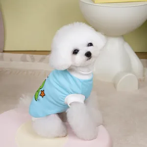 Gilet blu traspirante per animali con motivo coccodrillo su un cane bianco