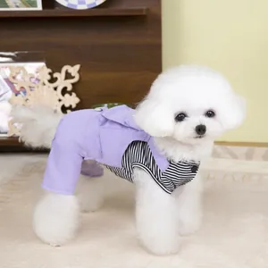 Detalle de overol lavanda para perro con bolsillo y camiseta a rayas blancas