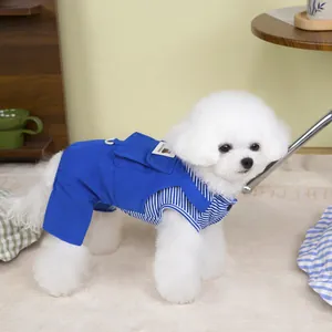 Detalle de mono para mascota con camisa de rayas azules y peto azul en un perro