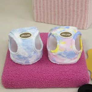 Λεπτομέρεια από tie-dye στηθόδεσμο κατοικίδιων με διαπνέον δίχτυ και ξεφτισμένες άκρες