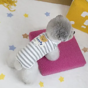 Gilet a righe grigie e bianche per cani piccoli con simpatica toppa a forma di orso