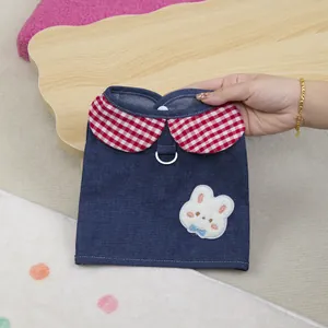 Pettorina in denim per gatti e cani con colletto a quadri rossi e ricamo di coniglio carino
