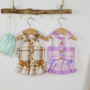 Vestidos de cuadros para mascotas con botones de madera y lazos D-ring para perros