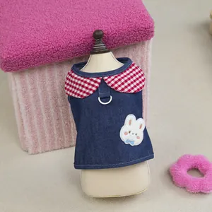 Abito in denim per animali con colletto Peter Pan a quadri rossi e ricamo a coniglio