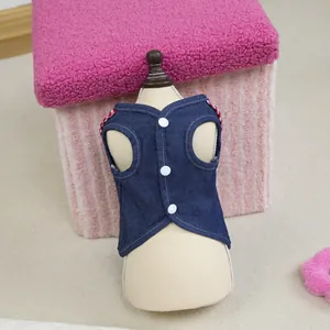 Gilet in denim blu scuro per animali con bottoni bianchi e cuciture a contrasto per cani e gatti