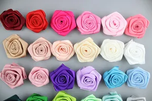 Spille a rosa in nastro di seta fatte a mano in matrice multicolore per nozze e DIY