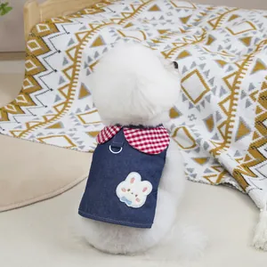 Simpatico gilet di jeans per animali con colletto a quadri e ricamo di coniglio per cani