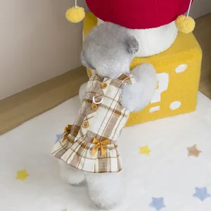 Vestido de cuadros marrón para mascotas con lazo amarillo y anillo en D de metal