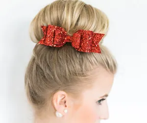 Rode glitter haarstrik op blond knotje met fonkelende pailletten afwerking