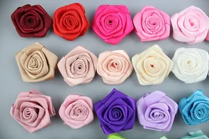 Spille a forma di rosa in nastro di raso fatte a mano in vari colori per abiti da sposo