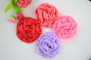 Détail de fleurs de rose mates en soie en rouge, orange, rose et violet pour DIY