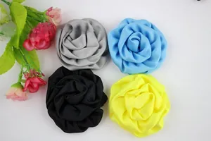 Détail de fleurs de roses en tissu gris, bleu clair, noir et jaune pour loisirs créatifs