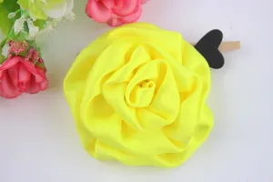 Vue détaillée d'une grande rose en tissu jaune avec d'élégants pétales multicouches