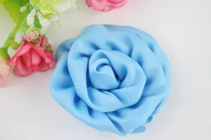 Vue de dessus d'une rose en tissu bleu clair avec des pétales soyeux pour accessoires DIY