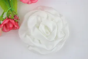 Vue détaillée d'une rose blanche en satin avec des pétales superposés et élégants