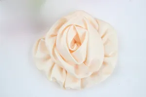 Détail de rose en satin champagne faite à la main avec d'élégants pétales multicouches